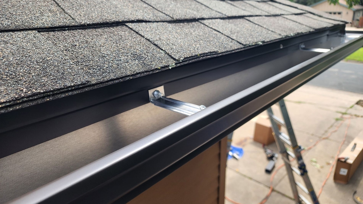 Seamless gutter installation